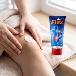 Aplicación de la crema Artroflex sobre la piel durante un masaje