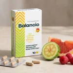 Cápsulas de Balancio con extracto de garcinia, pomelo y frambuesa sobre un fondo neutro