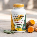 Cápsulas de Curcuma Complex junto a raíz de cúrcuma fresca