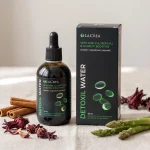 Composición de Detoxil Water con canela, hibisco y espárrago entre otras plantas